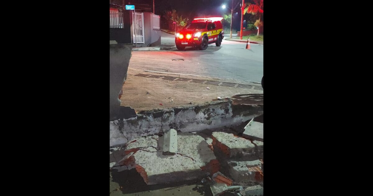 Jovem sofre diversas fraturas e fica gravemente ferido após bater moto em poste, em Gaspar
