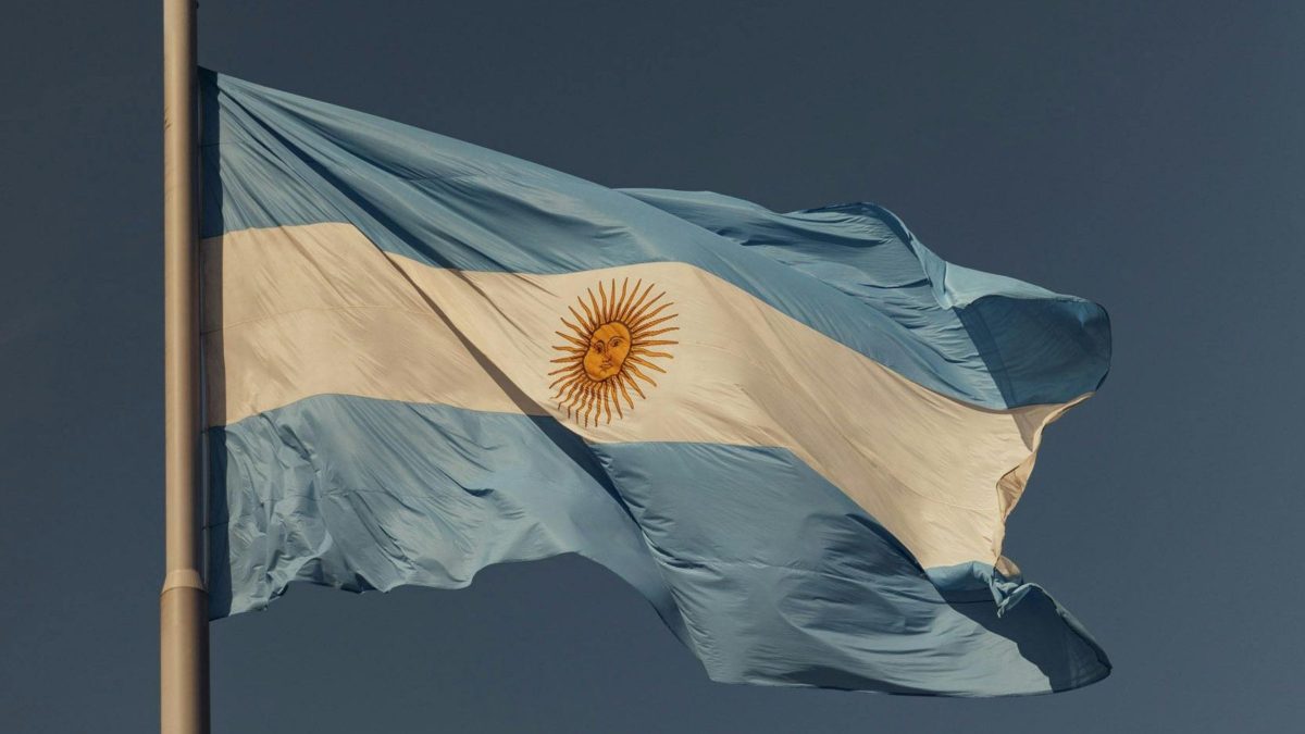 Milei endurece Lei de Migrações e Argentina passa a barrar e expulsar estrangeiros por discursos de ódio contra o país