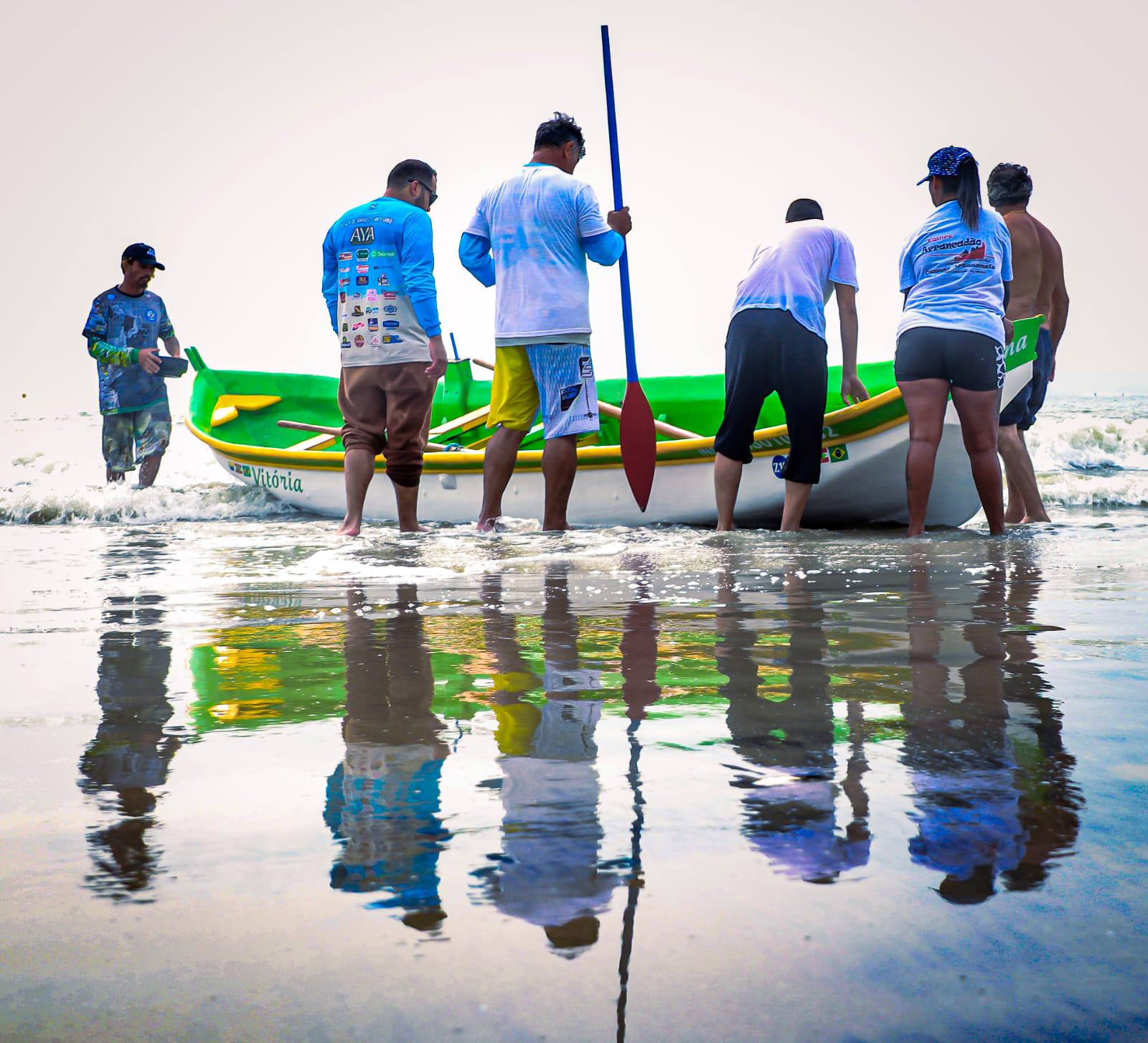 8º Arrancadão de Canoas Artesanais terá competições e shows na Praia Central neste sábado e domingo