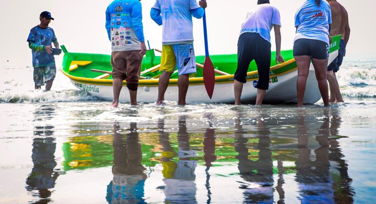 8º Arrancadão de Canoas Artesanais terá competições e shows na Praia Central neste sábado e domingo