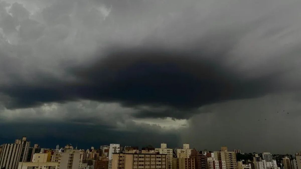 Três estados entram em alerta para tempestades com até 100 mm de chuva, ventos de 100 km/h e risco de estragos