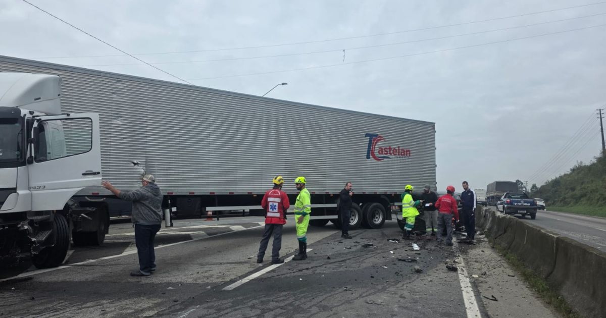 Acidente entre carro e carreta trava BR-101, bloqueia duas faixas e causa quatro quilômetros de filas em SC