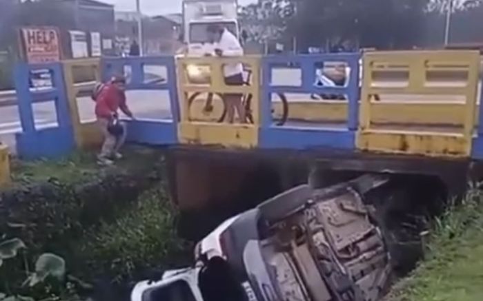 Carro de locadora cai em vala na rua Jacob Ardigó