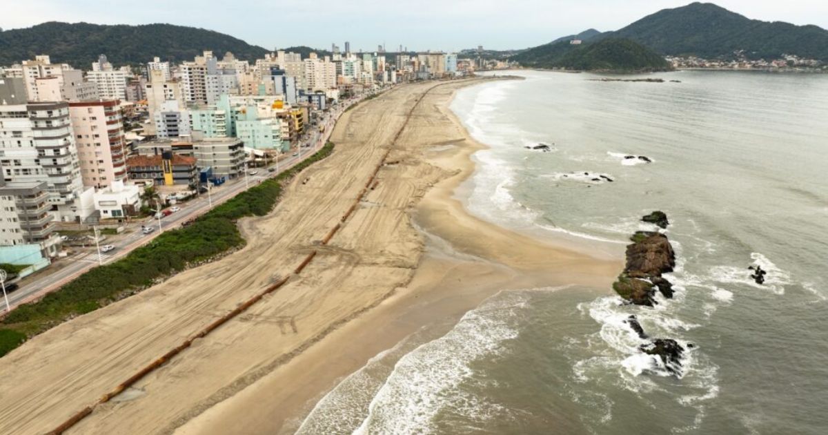 Alargamento de R$ 31,5 milhões em praia que ‘quase desaparece’ SC ultrapassa 70% e avança antes do cronograma