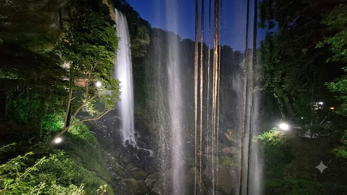 Única cachoeira iluminada de SC com queda d’água de 40 metros de altura é paraíso escondido entre montanhas