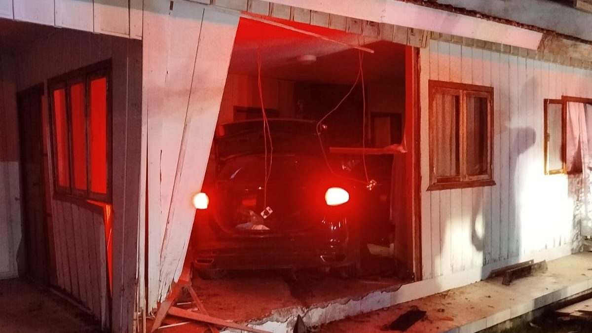 Motorista em fuga destrói parede e carro acaba dentro da sala de casa às margens de rodovia em SC