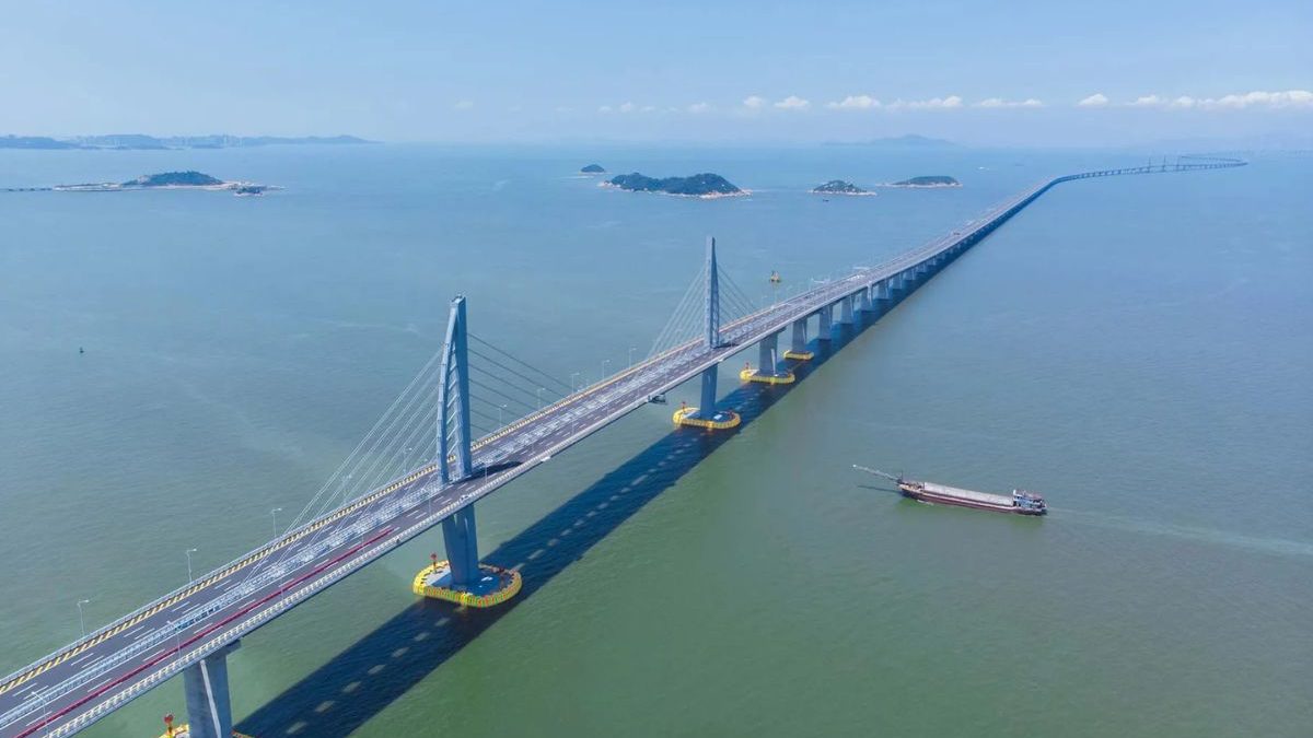 Com 55 km sobre o mar e 8 anos de obra, maior ponte do mundo liga 3 regiões separadas reduzindo a viagem de 4h para 30 minutos