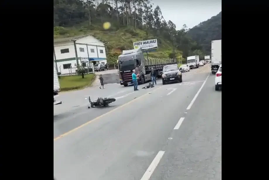 (VÍDEO) Acidente na Ivo Silveira deixa motociclista ferido