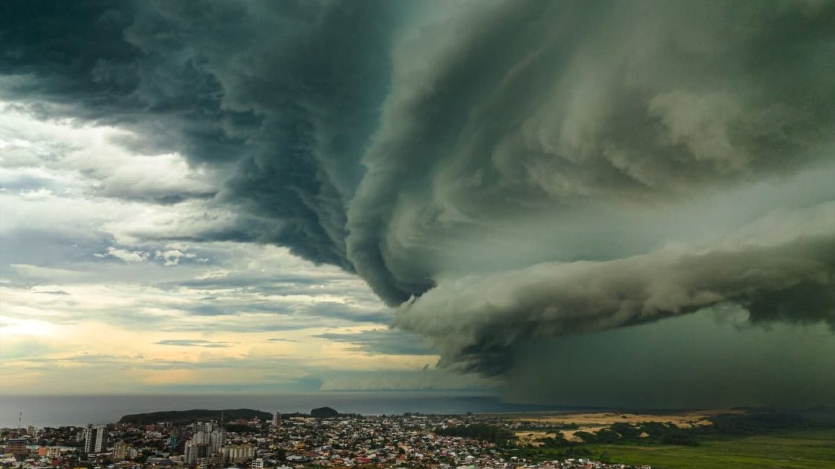 Frente fria impulsionada por ciclone já tem data para chegar e deve atingir 4 estados com risco de temporais, granizo e ventania
