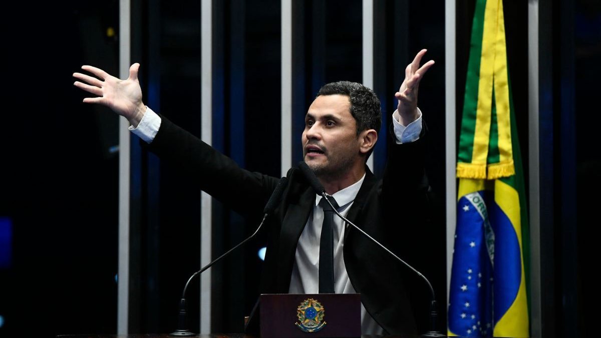 Republicanos enfrenta nova pressão para liberar candidatura de Cleitinho