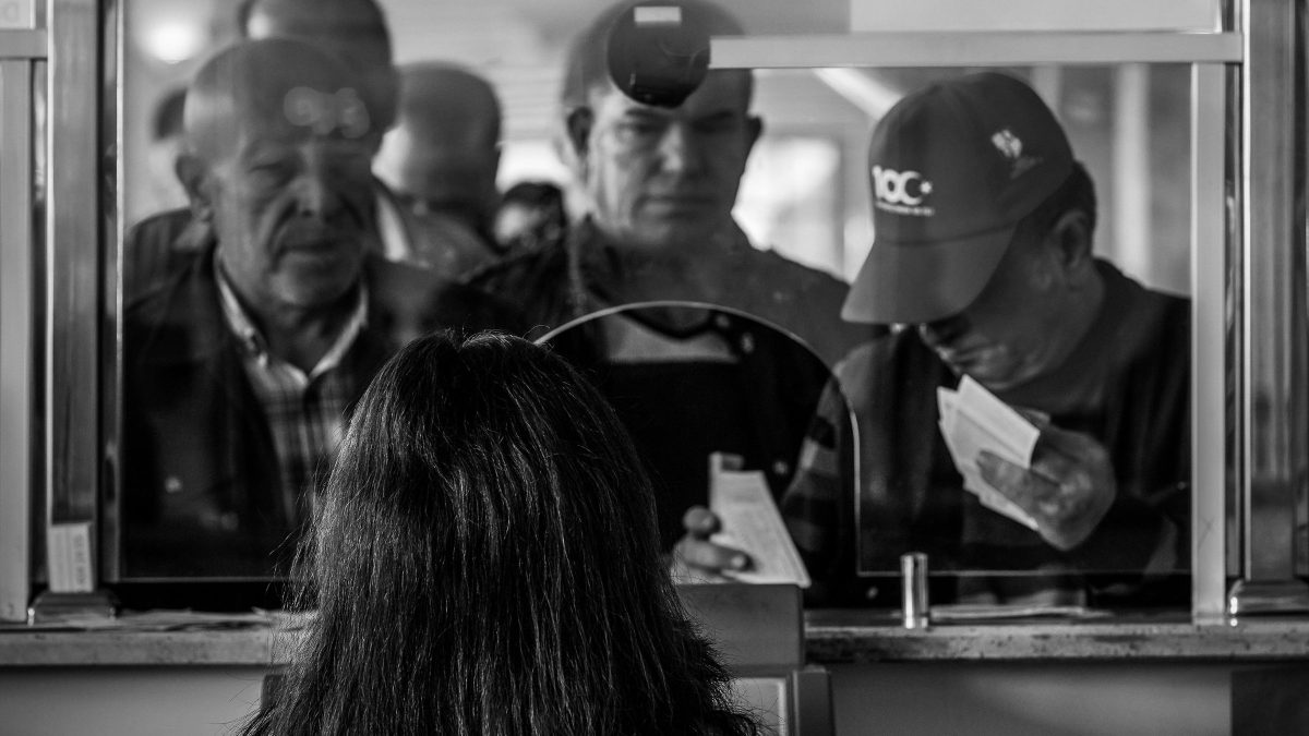 Governador de SC sanciona lei que proíbe cartazes de desacatar é crime em postos, escolas e delegacias do Estado