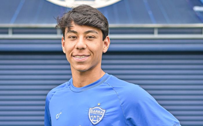 Volante de 17 anos assina contrato profissional com o Barra
