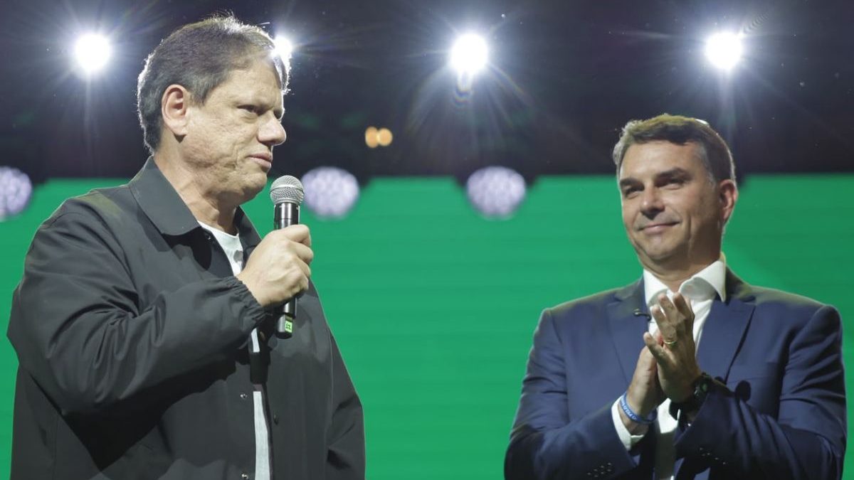 Flávio Bolsonaro vai à convenção de Tarcísio em SP em meio à disputa por apoio na corrida presidencial