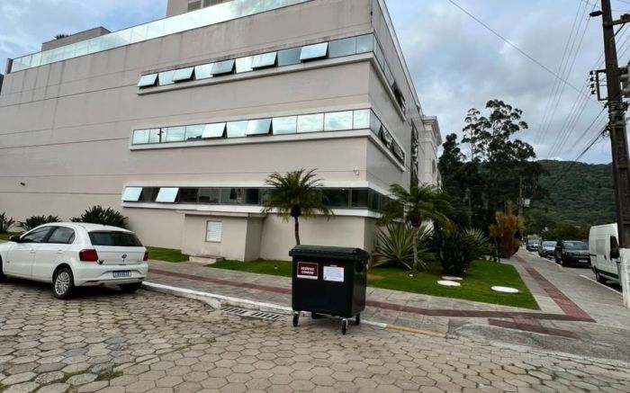 Lixeiras gigantes ocupam vagas e causam reclamações na Ressacada