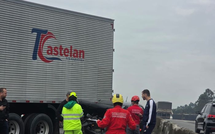Carreta trava BR 101 por três horas