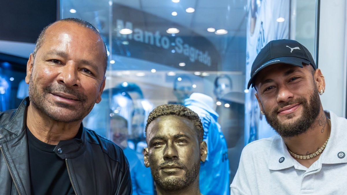 ‘Espero que não’: Neymar deixa aviso sobre deslizes após ganhar busto e estátua no Santos