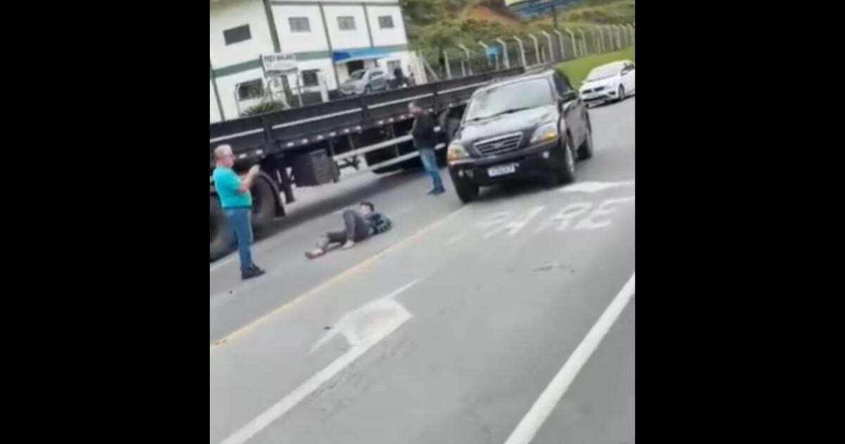 Motociclista é atingido por carro ao tentar acessar a rodovia Ivo Silveira, em Gaspar