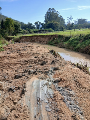 Drenagem preventiva mobiliza escavadeiras em cinco frentes e melhora sistema de escoamento em Brusque