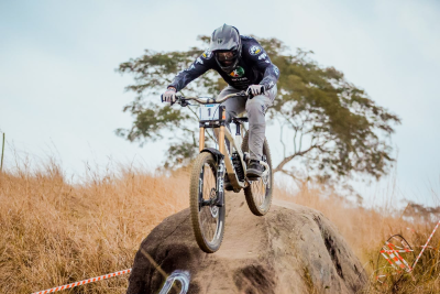 Brusquense João Hodecker conquista terceiro lugar no Campeonato Brasileiro de Downhill 2026