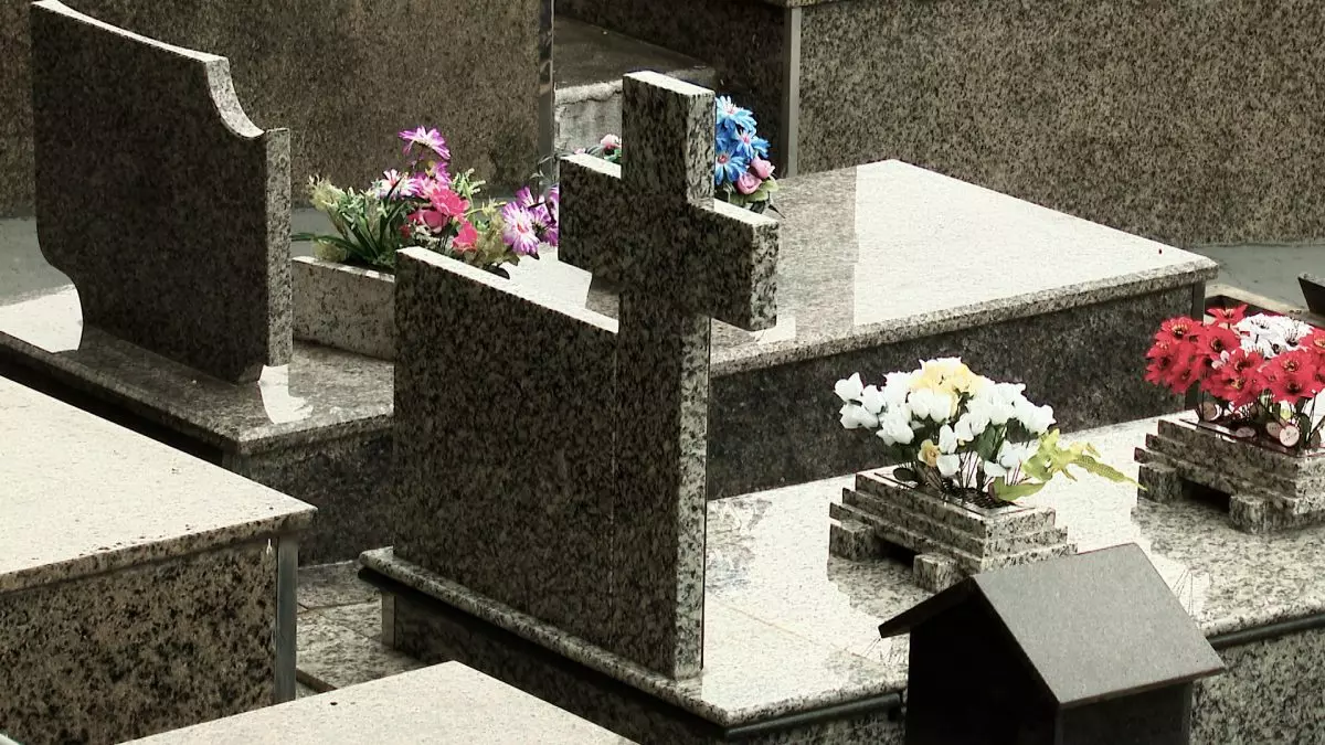 Família visita túmulo e descobre que restos mortais foram retirados e jazigo entregue a outra pessoa em Joinville