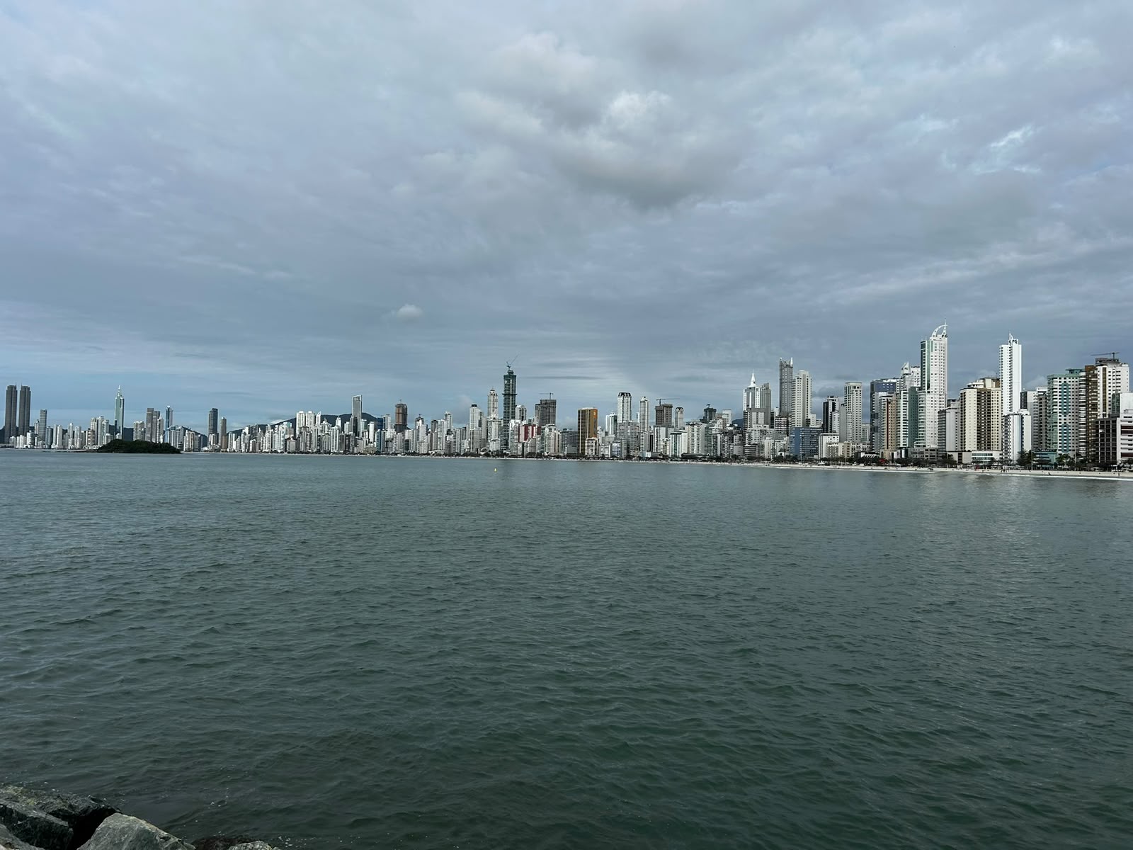 Fim de semana em Balneário Camboriú será de tempo instável, mas com melhora no domingo