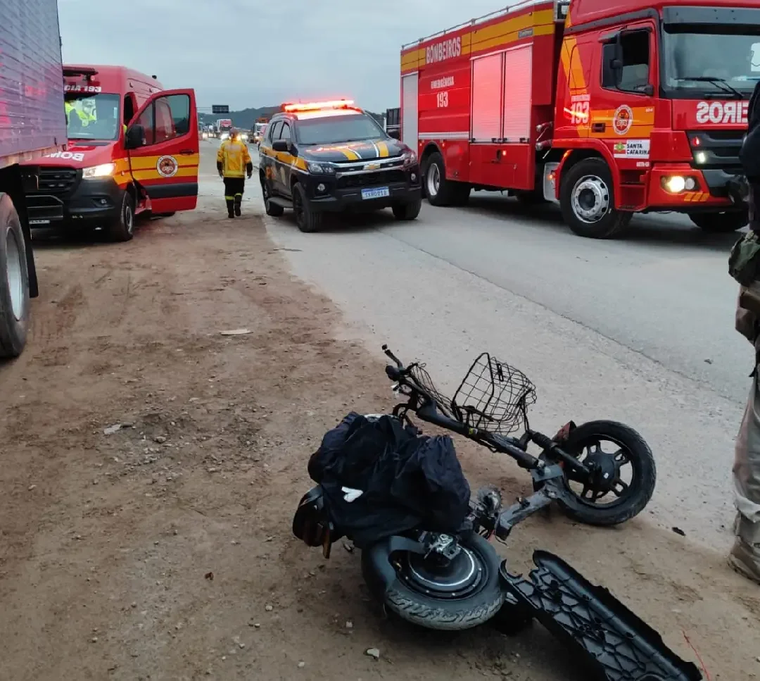 Duas pessoas ficam feridas após acidente entre caminhão e ciclomotor