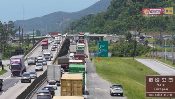 Trecho sentido sul da BR 101 tem fila entre a ponte do rio Itajaí-Açu e a saída de Itajaí