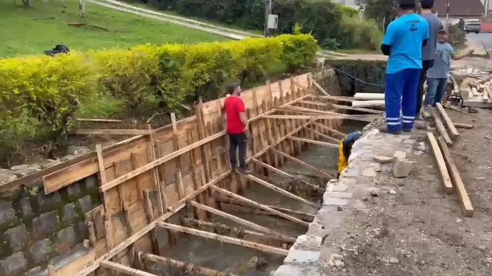 (VÍDEO) Prefeitura reforça contenção de vala durante obras na Avenida Primeiro de Maio