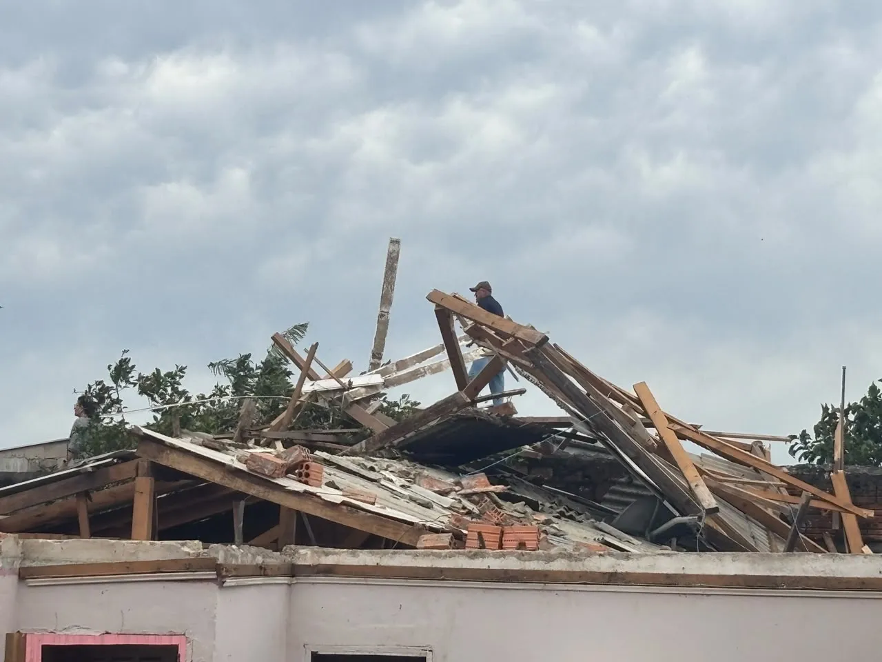 Estragos após ventos de quase 100 km/h e granizo levam cidades de SC a decretar emergência