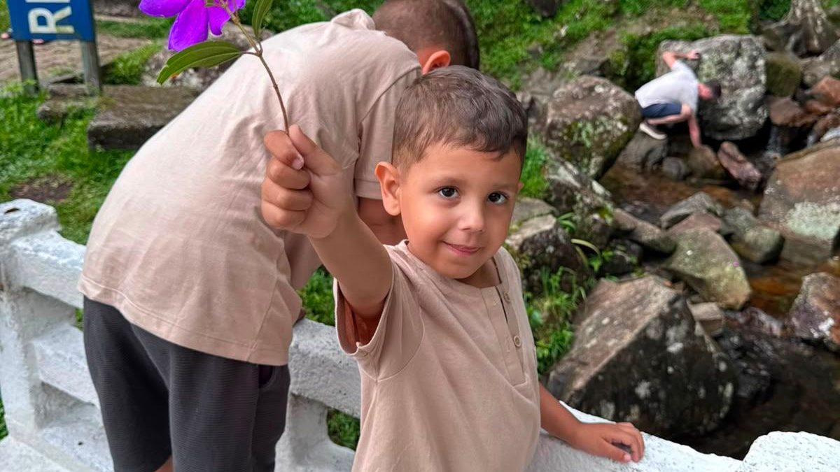 Pai de menino de 4 anos com tumor cerebral raro corre contra o tempo para encontrar tratamento alternativo em SC
