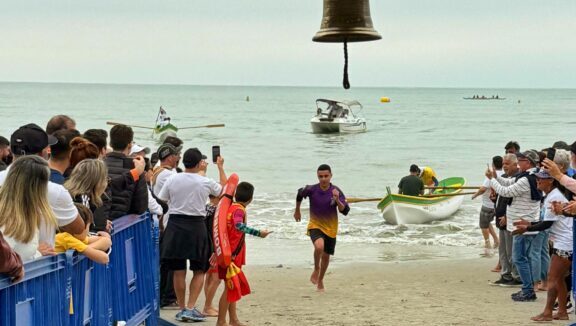 8º Arrancadão de Canoas Artesanais neste final de semana na Praia Central de Balneário Camboriú