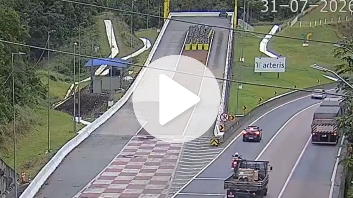 VÍDEO: Caminhão sem freios desce serra em direção a SC e escapa de tragédia