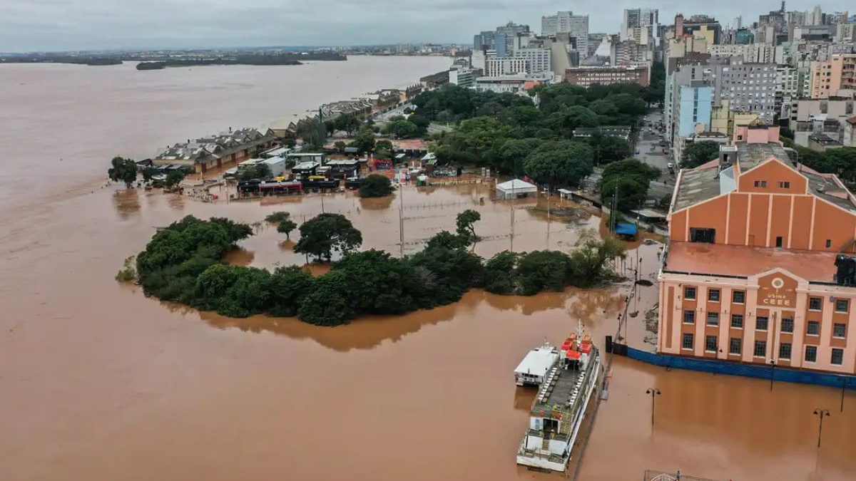 Rio Guaíba sobe sem parar e fica a centímetros de alerta para inundação em Porto Alegre
