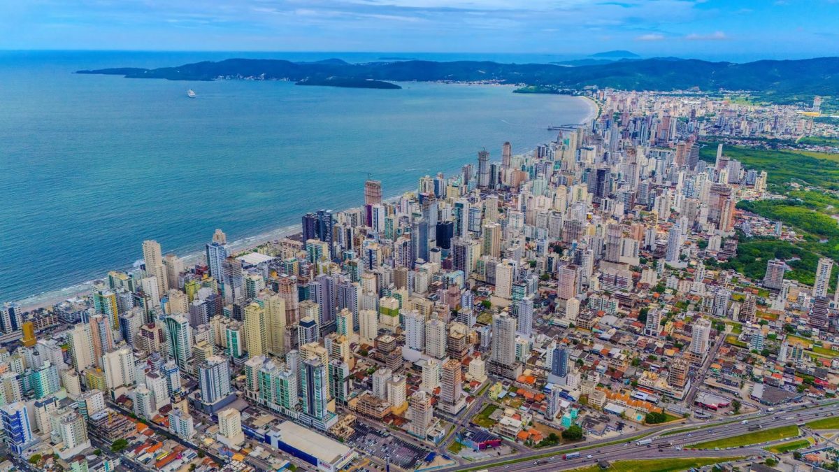 Justiça condena administradores de construtoras a pagar R$ 300 mil por anúncios irregulares em praia com o m² mais caro do Brasil