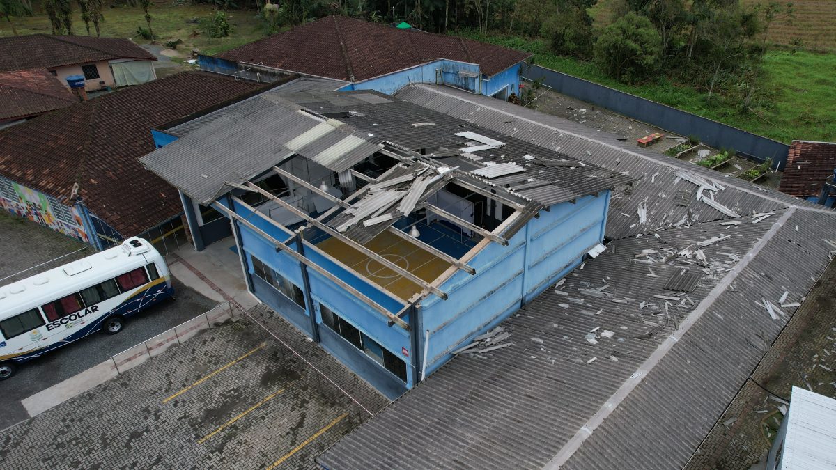Rajadas de quase 100 km/h danificam escolas e adiam volta às aulas em cidade de SC