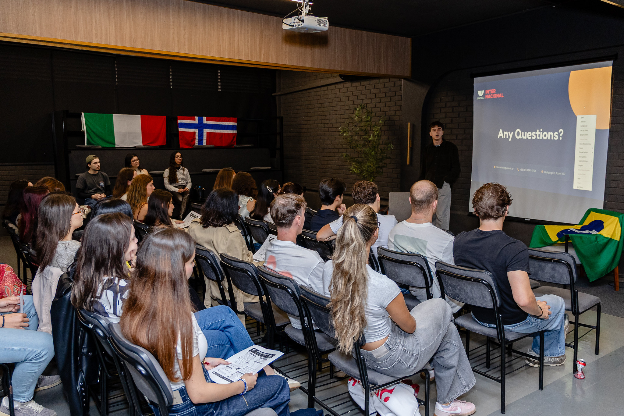 Estudantes de 11 países iniciam atividades em 11 cursos de graduação na Univali+