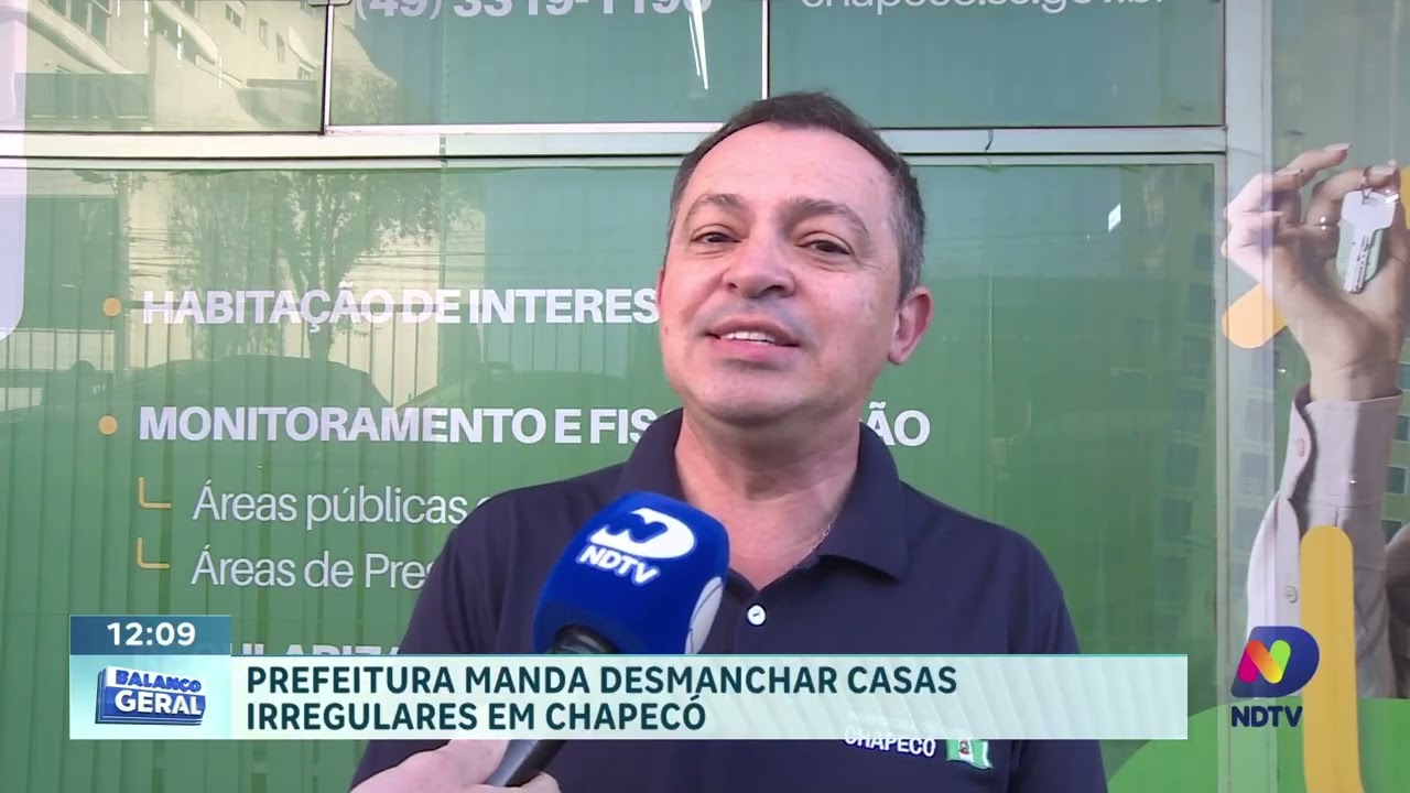 Prefeitura de Chapecó remove duas casas em situação irregular