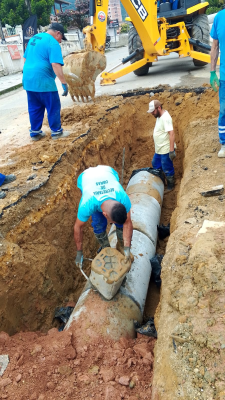 Três ruas de Brusque passam por consertos de tubulação e ligações de fosse nesta quinta-feira (30), em novas medidas preparativas para o El Niño