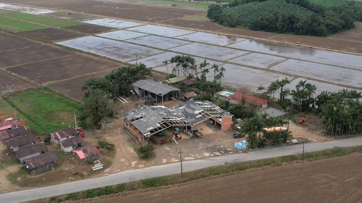Vendaval causa prejuízo de R$ 32 milhões e destrói lavouras em cidade de SC