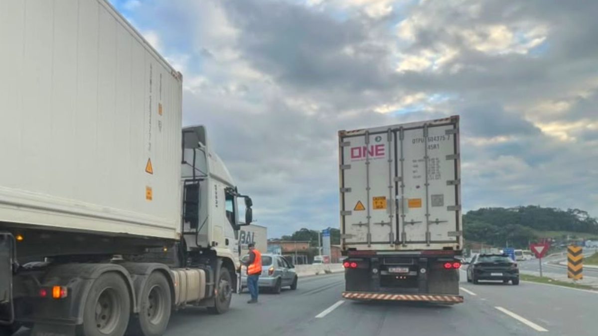 Caminhão bate contra carro, interdita pista e complica trânsito na BR-470 em SC