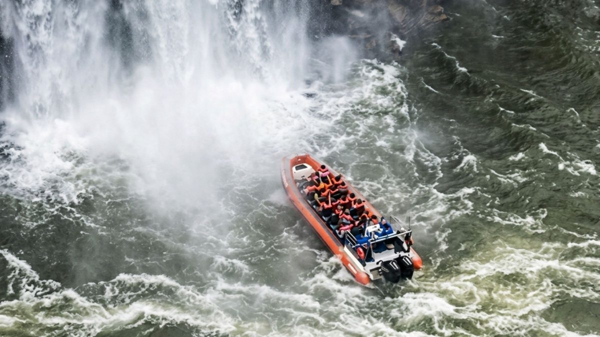 Macuco Safari retoma passeios após morte de holandês nas Cataratas e anuncia revisão completa da operação