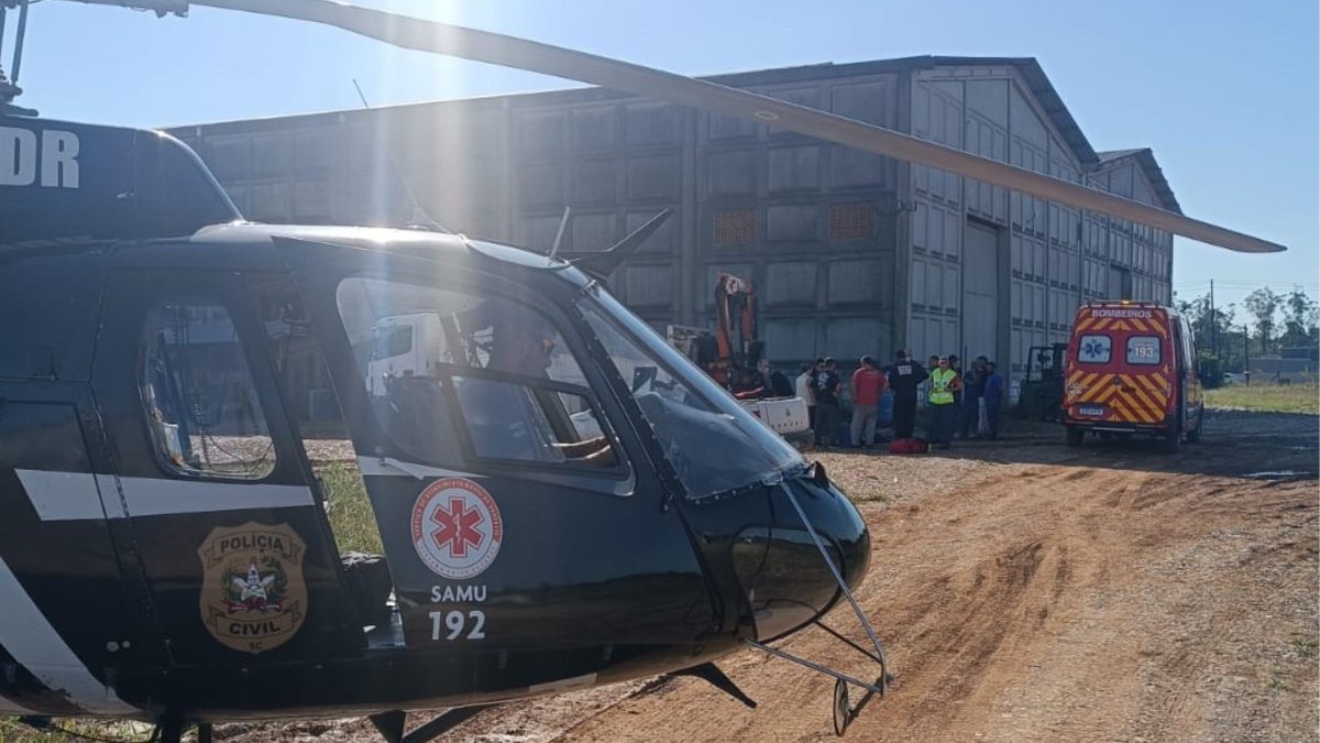 Idoso morre após ser atropelado por caminhão de descarregamento de madeira às margens de rodovia em SC