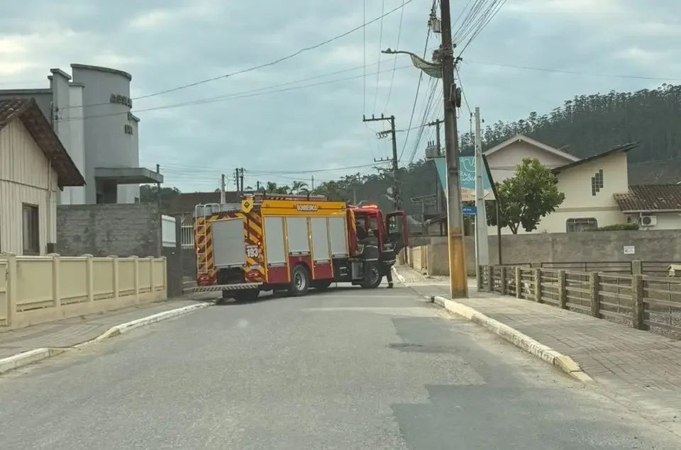 Incêndio em galpão mobiliza bombeiros em Botuverá