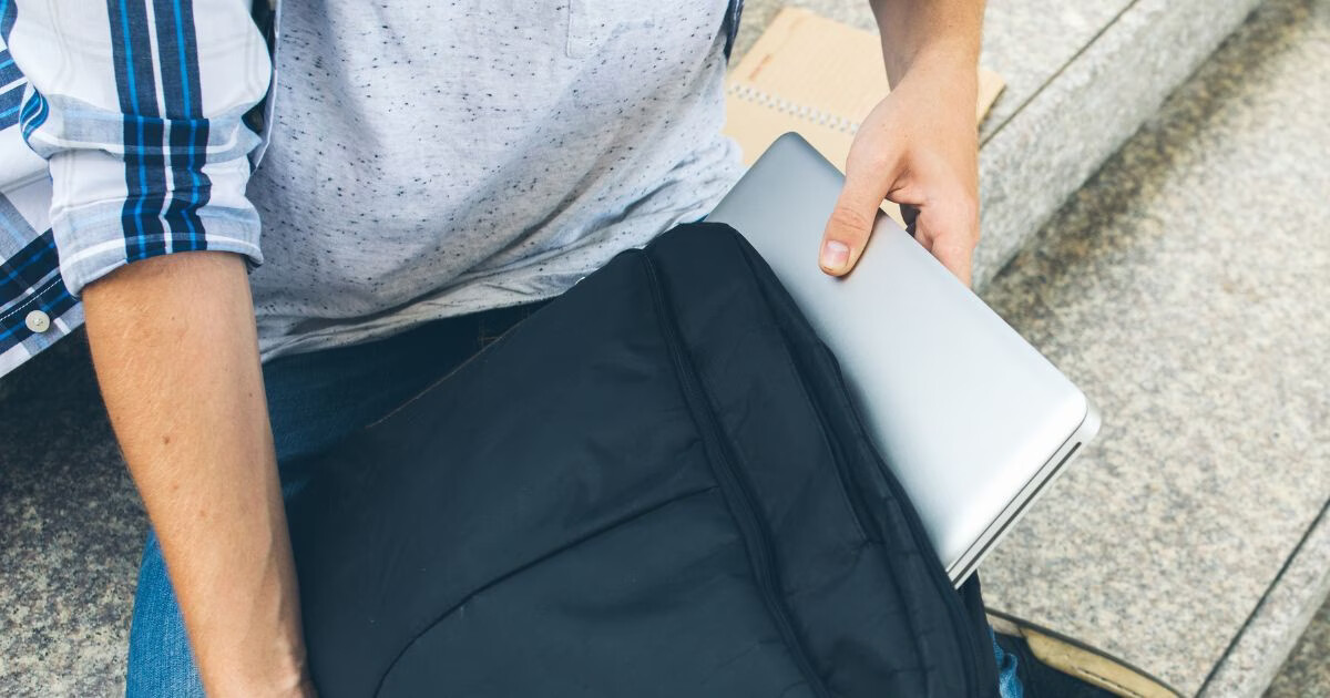 PRIMEIRA MÃO - Funcionário terceirizado é conduzido à delegacia por suspeita de furtos de notebooks em universidade de Brusque