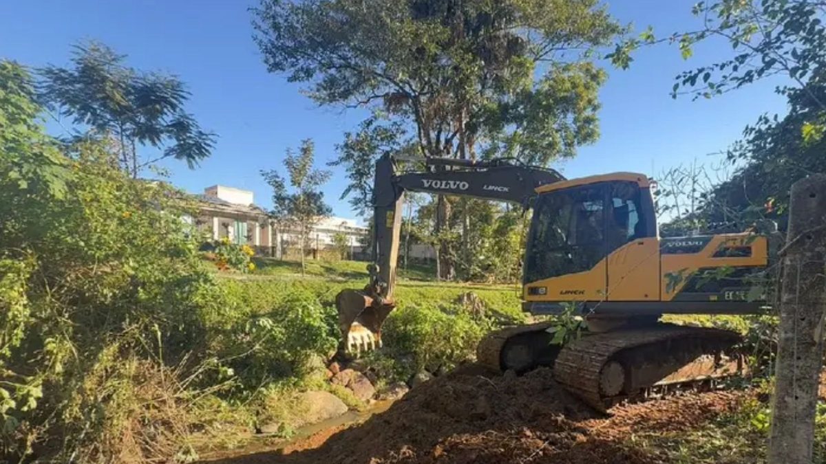 Megaoperação contra alagamentos intensifica drenagem e limpeza de rios com ameaça do El Niño em SC