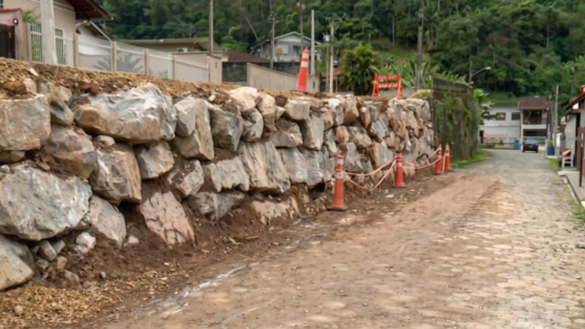 Muro que ameaçava desabar em Blumenau é reconstruído