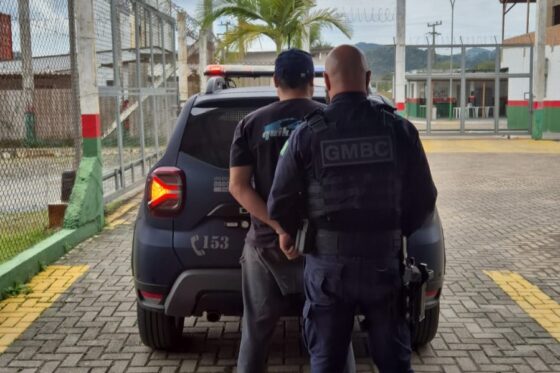 Assaltante foragido mente o nome durante abordagem e é preso em BC