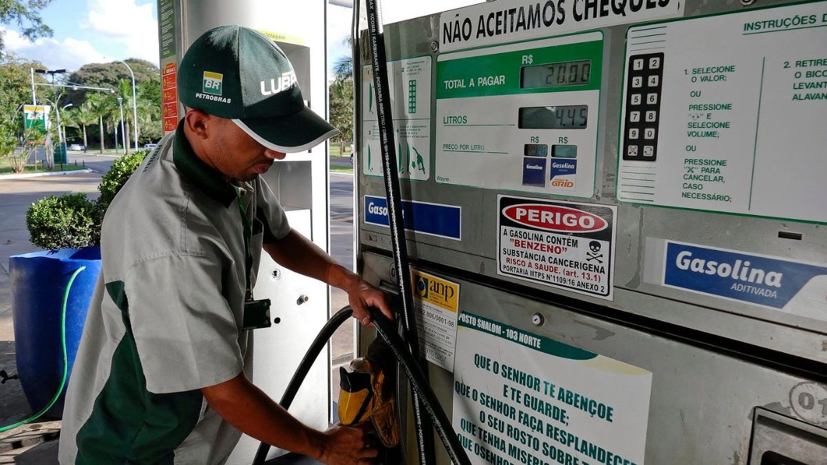 Mistura de gasolina com 32% de etanol começa a valer neste sábado (1º)