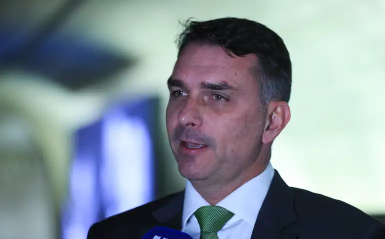 Flávio Bolsonaro patina em alianças e conta com Tarcísio para último apelo