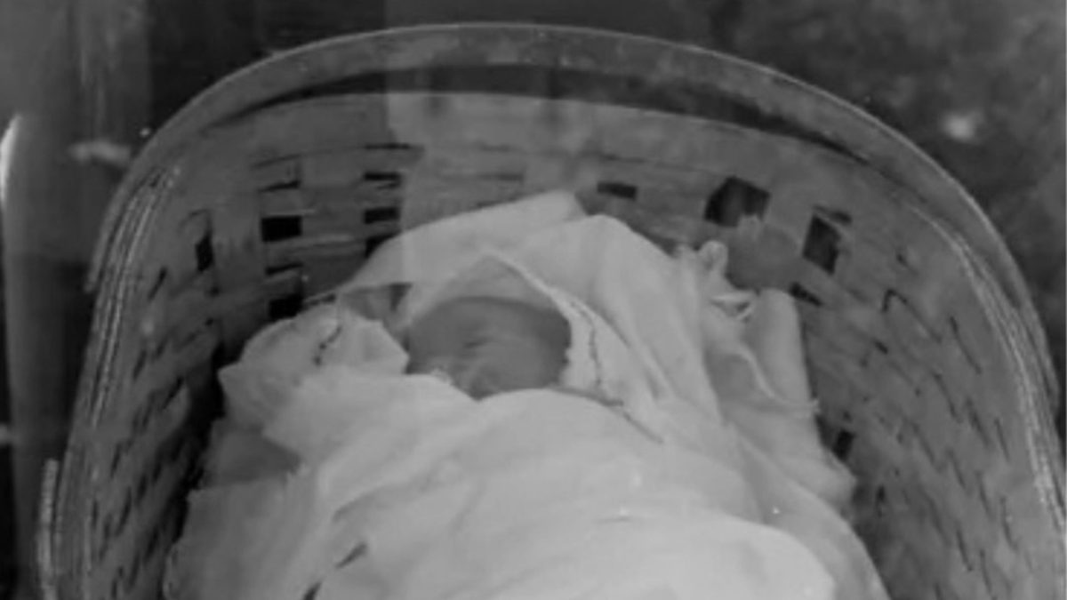 Bebê abandonada em carrinho de compras em 1972 cresce sem saber quem a deixou e passa 53 anos procurando por respostas, até encontrar a mãe e descobrir que ela voltava todos os dias ao mesmo lugar